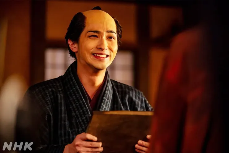 蔦重萬分感激收下這份珍貴禮物