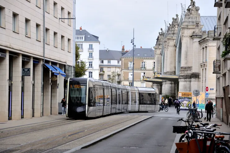 【圖爾火車站雕柱四城立面宏大！寶拉離圖爾火車站不遠，吃飽後過去晃晃。】