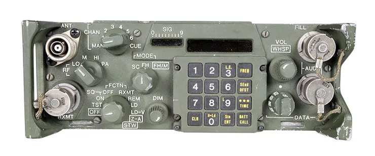 SINCGARS在1988年服役並逐步取代越戰時期服役的AN/PRC-77和AN/VRC-12，功率更大且具備自動跳頻能力，也是國軍37系列無線電的仿製對象。這一型無線電在波斯灣戰爭期間展現出良好的抗干擾能力，在一次戰後聽證會美軍發言人宣稱當時輕裝甲步兵營所有無線電都被干擾過，唯獨SINCGARS完全沒有。然而SINCGARS的全面換裝因資金而延遲，在1990年8月時海軍陸戰隊僅有第一輕裝甲步兵營裝備上。