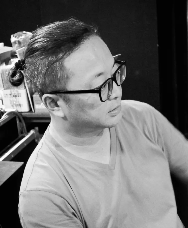 排戲中看著演員的導演我