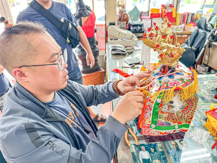 龍益行｜#台南佛具店・#金紙店・#宗教百貨・#神主牌雕刻・#拜拜用品 專精 #神主牌雕刻 與 #祖先牌位製作，提供 #佛具、#金紙、#神桌、#拜拜用品 等完整祭祀用品。 服務包含：#擇日安神位、#安祖先、#神桌安裝，並支援 外縣市宅配，讓您安心完成祭祀。