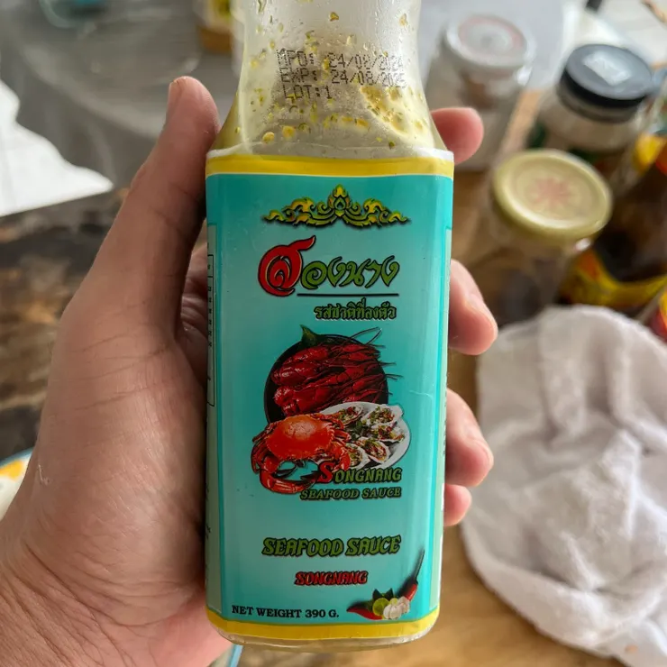 在美食展買的泰國海鮮醬,清燙的海鮮沾一下就可以了。大概是在曼谷夜市那種煎魷魚蛋會沾的醬的味道。