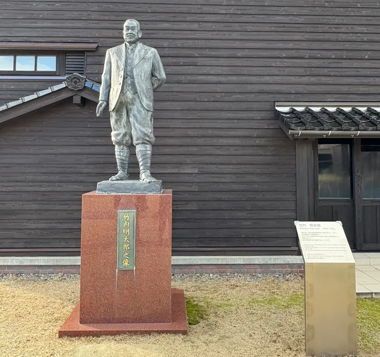 創辦人竹內明太郎的雕像位於歷史館的後方，不特別繞過去就很難發現他。這種低調的風格也很像他。竹內秉持著「在地化」的理念，即使公司是自己創設的，名稱也是用當地的地名而不是自己的名字。