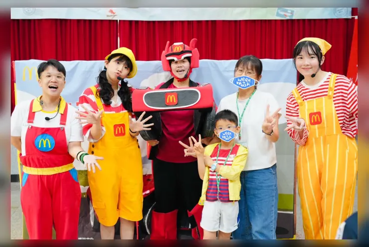 這些哥哥姐姐富有與孩子同樂的滿滿熱忱。