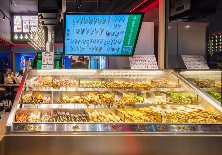 圖說:串燒連鎖第一品牌「焦糖楓」推出購買生料的優惠活動,滿千就享有折扣,再也不用為了備料而煩惱,店內多達近60種品項,烤肉食材一次就能輕鬆購足!(資料來源:焦糖楓)