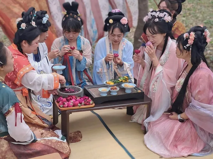 裙幄宴，是大唐天寶年間仕女們在春日喜歡舉辦的野宴，她們會把外裙解下繫於樹幹圍成屏障，在其中舉辦宴席。