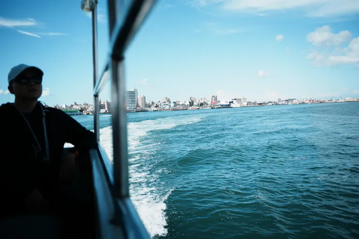 船尾白色的浪花，在海面上畫下一筆