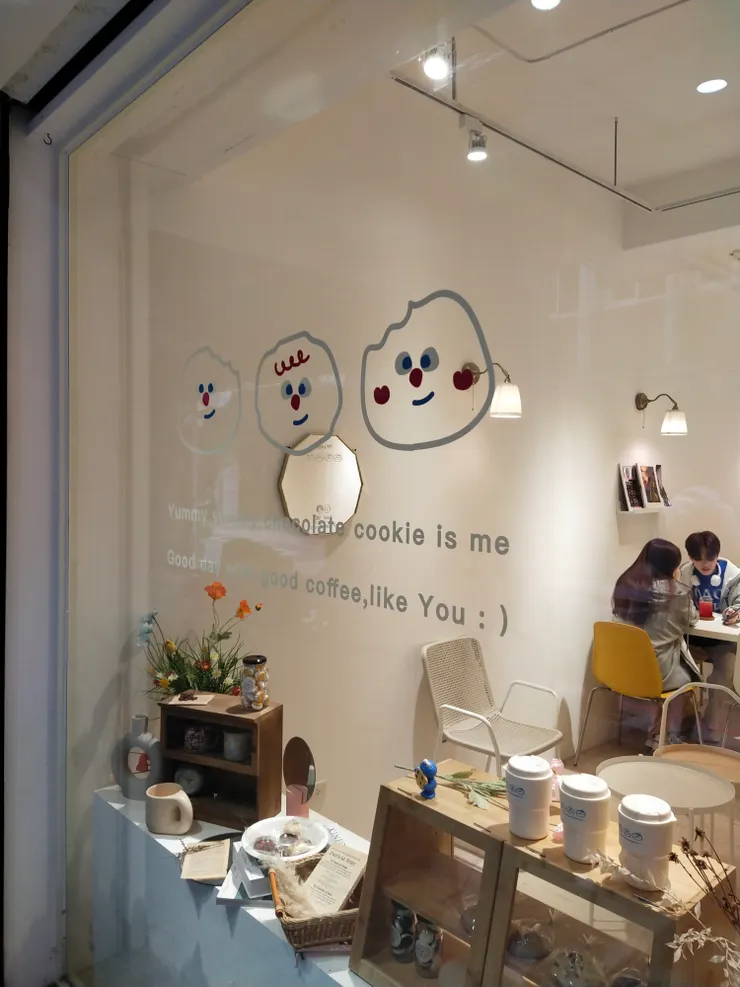 落地窗上有可愛餅乾圖案