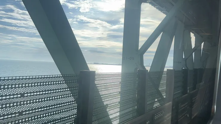 列車行駛於海上大橋,跨過海就是關西機場了