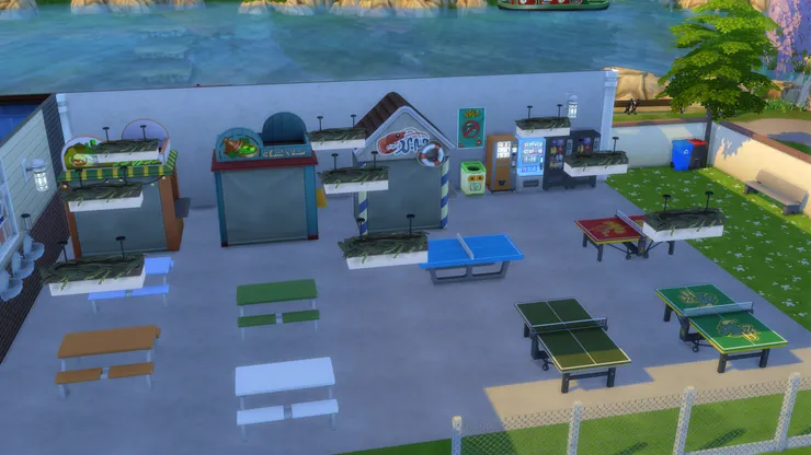 有蓋操場有天花，所以當然安裝了天花燈。我想校園綠意盈盈的，所以燈裏有草。