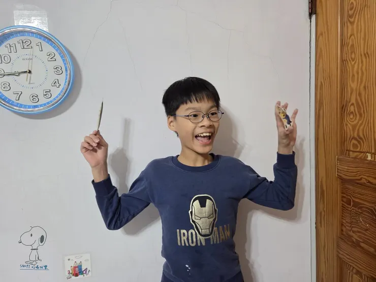 姪子看到小小兵超級開心XD