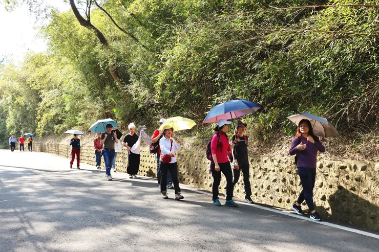 登山口距離曲洞宮步行約6分鐘。