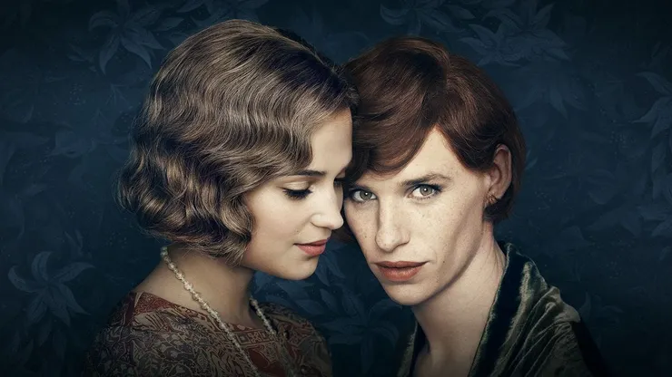 同樣的路徑也能在電影《丹麥女孩》（THE DANISH GIRL）看見。電影刻劃了世界第一位跨性別者莉莉．艾爾伯（LILI ELBE）的心路歷程。來源：電影海報。