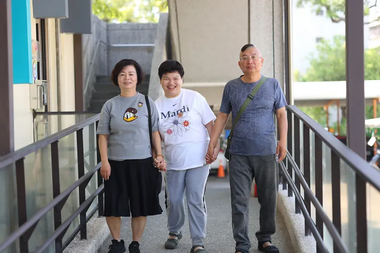 （圖說：在爸爸、媽媽的陪伴下，淑惠帶著笑容，慢慢走向更寬廣的世界。）