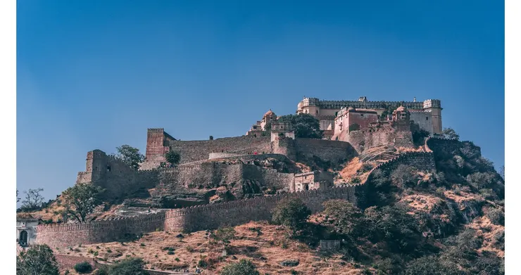 【附圖.1：castle (城堡，即 castle = kаstle = 戈o乁soil呆人earth = 戈dot𠃌土呆亻土 = 戈ⳇ𠃌土保土 = 戈丿𠃌土堡 = 成土堡 = 城堡) 也是 fort 的一種 /  圖片採自 Unsplash】