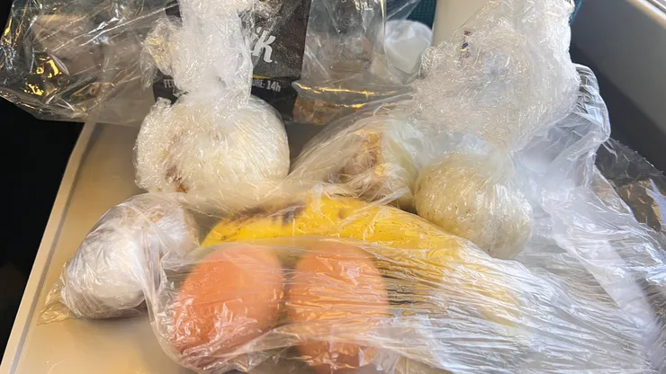 自製飯糰、水煮馬鈴薯、雞蛋與香蕉是行動糧