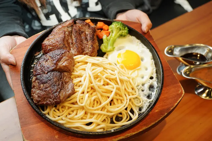 CP值超高的台南牛排館！魔力牛牛排館：帶骨牛小排、超值雙拼、