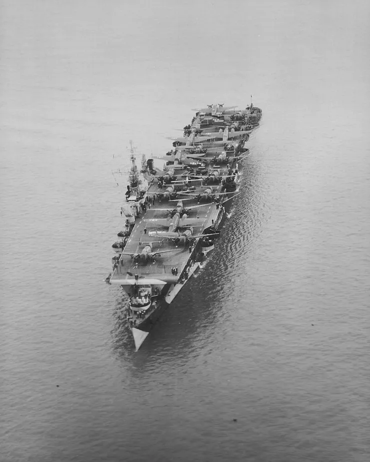 1944年10月的「巴丹號」航空母艦,可能正在運送飛機前往夏威夷。
