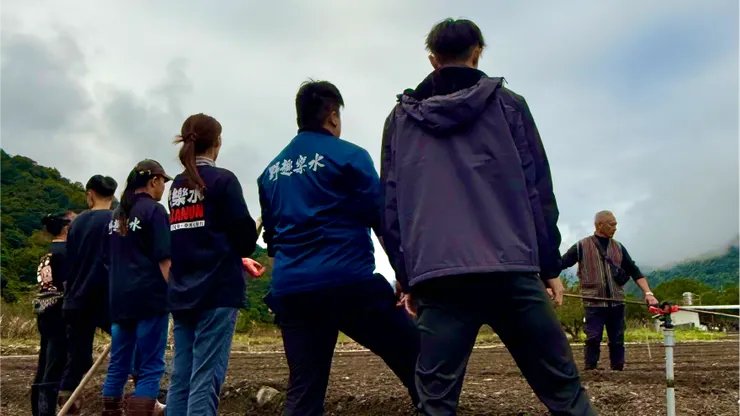 由二哥示範如何種植澳洲茶樹