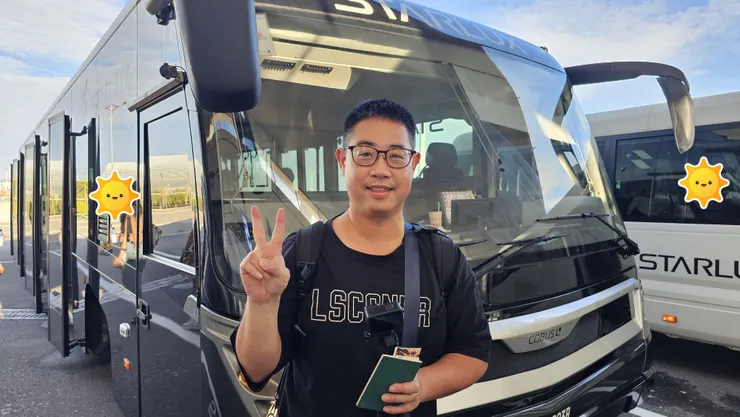 我在桃機B1R登機門要搭乘接駁車去外機坪登機!商務艙旅客會搭旁邊的中巴去登機!