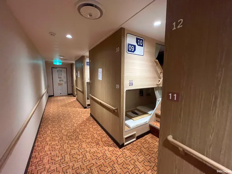 コンフォート 房型，左側遠端的白色門為房間大門，沒有任何上鎖系統