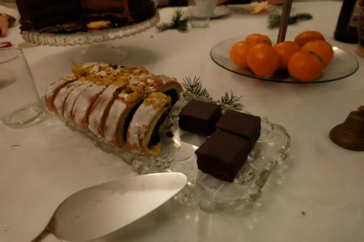 盤中的左側就是罌粟籽捲（ makowiec ）shot by Emma@2014.