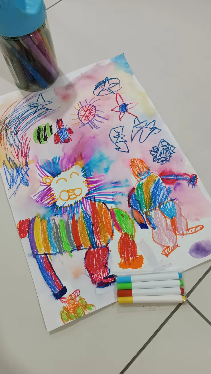 弟弟回家后还是不停欣赏他的画作。