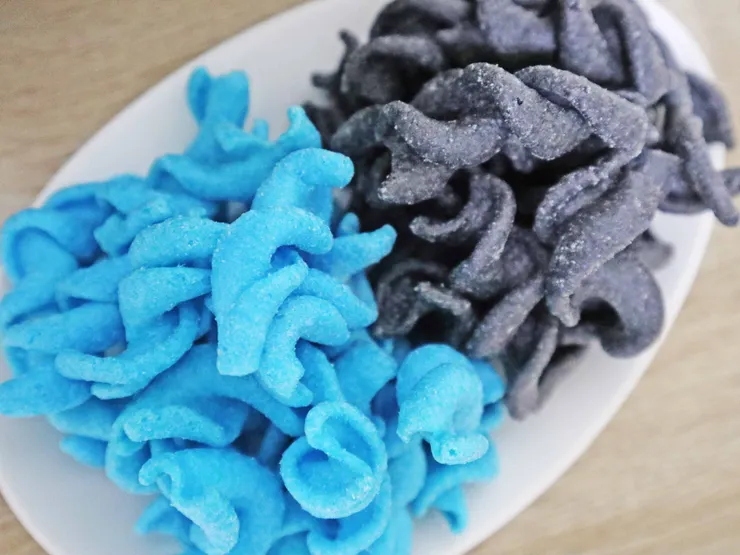 浪味仙 魅藍輕鹽口味 VS 黑松露口味。