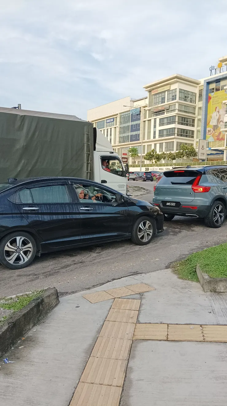 從中島的位置拍攝。過馬路要自己鑽過車陣。