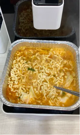 在點餐機付款後，去泡麵櫃拿泡麵，再放進鋁箔碗中煮。旁邊有泡菜、青菜、玉米等配料可以加，要加蛋或雞胸肉的話需要額外付費。
