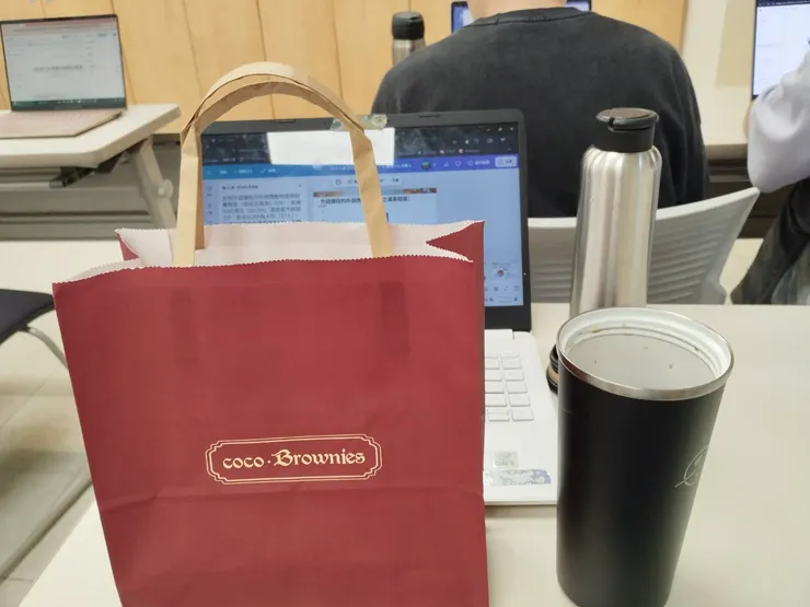 期末報告當天，組員特地送的歐趴糖...是我第一次吃到Coco brownies!