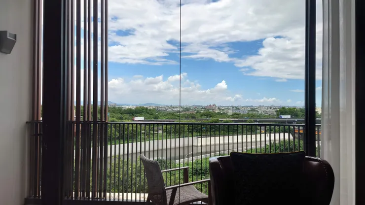 ａ　ｖｉｅｗ　ｔｈｒｏｕｇｈ　ｈｏｔｅｌ　ｗｉｎｄｏｗ