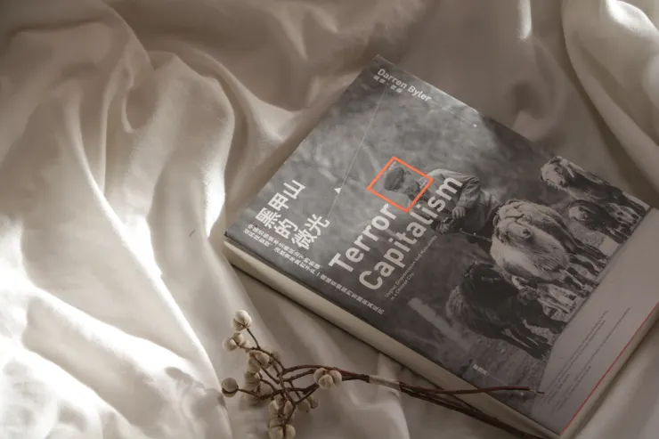 《黑甲山的微光》臉譜出版書影/蝦那拍攝