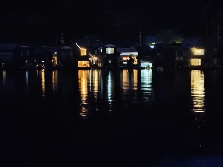 港邊的舟屋倒影