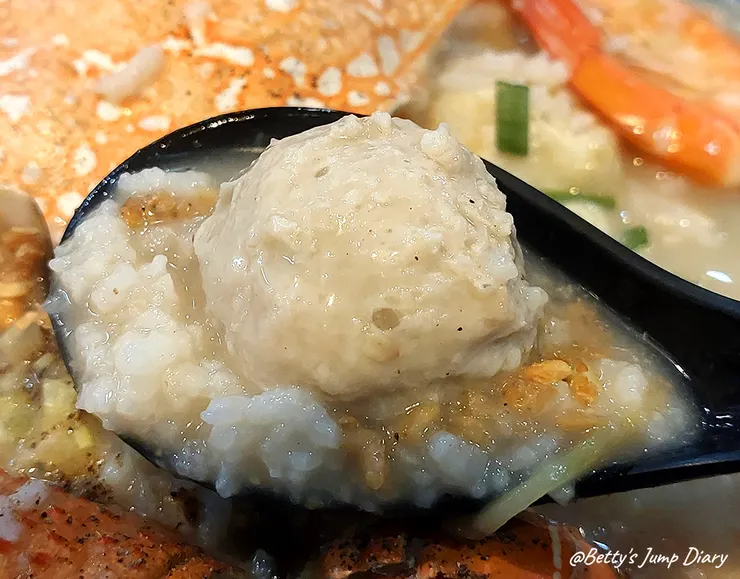 ▲霸氣螃蟹海鮮粥（台中大里店）霸氣神仙打架海鮮粥/圖片來源：Betty's Jump Diary