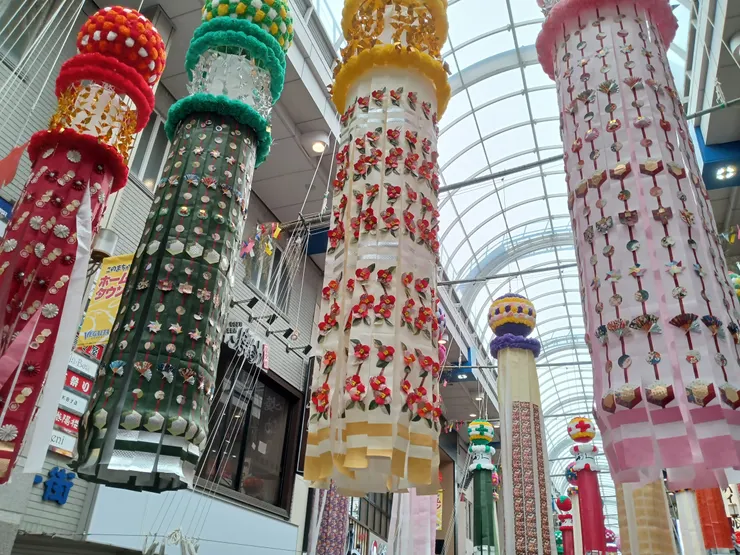 仙台七夕祭熱鬧非凡,市中心的商店街都掛上了七夕裝飾,人潮更是洶湧,整條街滿滿的都是人。