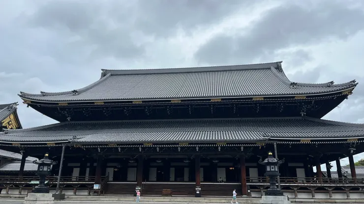 就來開箱這個站前的寺院啦。