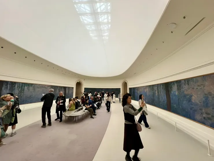 我是背向其中一片牆照的，所有相片中只有三幅畫