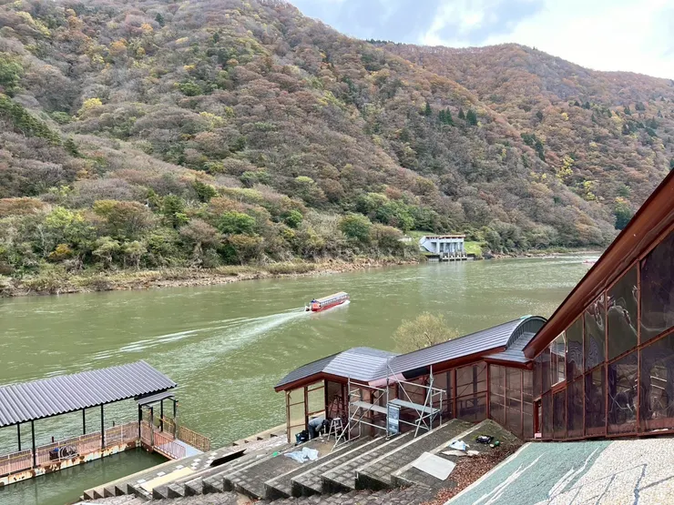 最上川觀光船航行風景，秋天紅葉環繞的山形景色