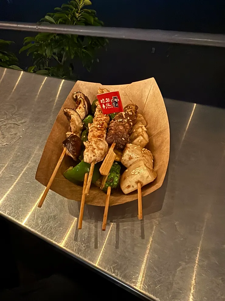 擼貓串燒，想必老闆也深好此道。