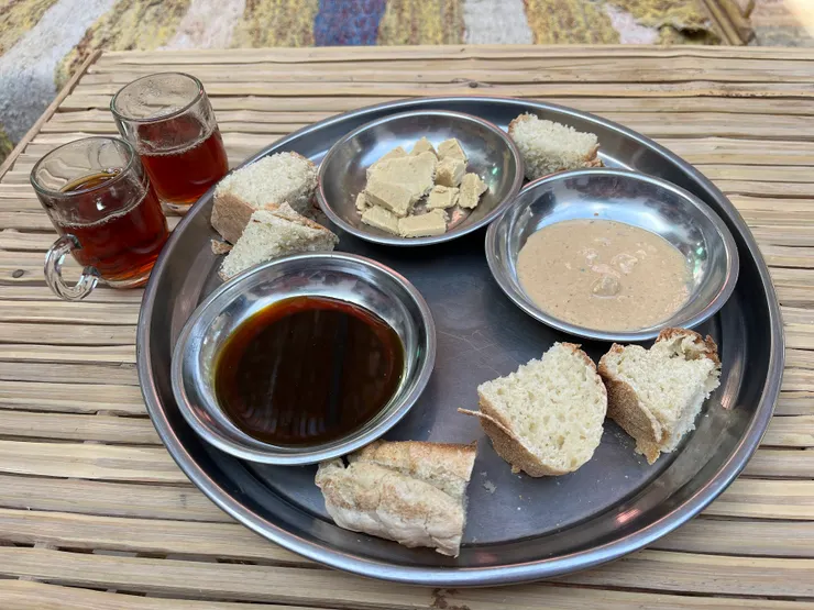 沾醬分別像貢糖、味噌和糖蜜。 熱飲是紅茶加薄荷， 冷飲是洛神花茶。