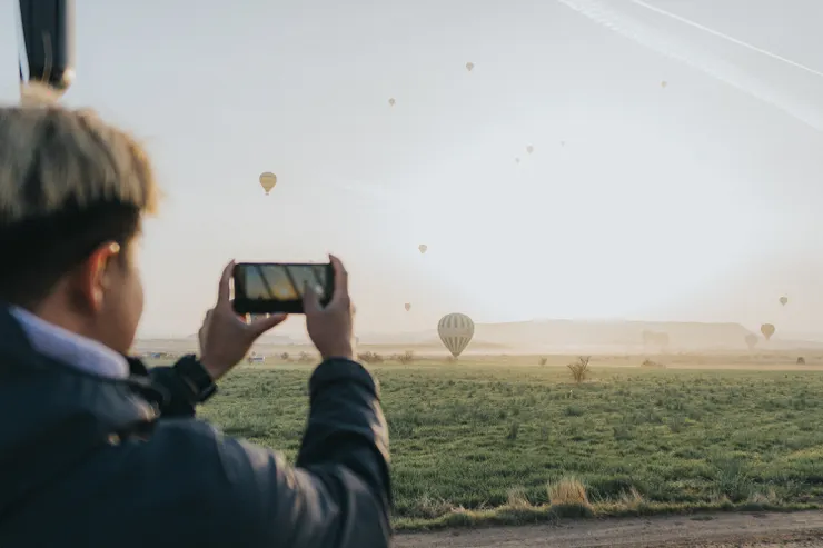 逐漸下降的熱氣球們