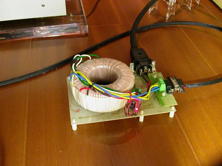 這是外置的處女銅變壓器，以 Cardas 15.5 AWG 李茲線與 Phonoclone 連接