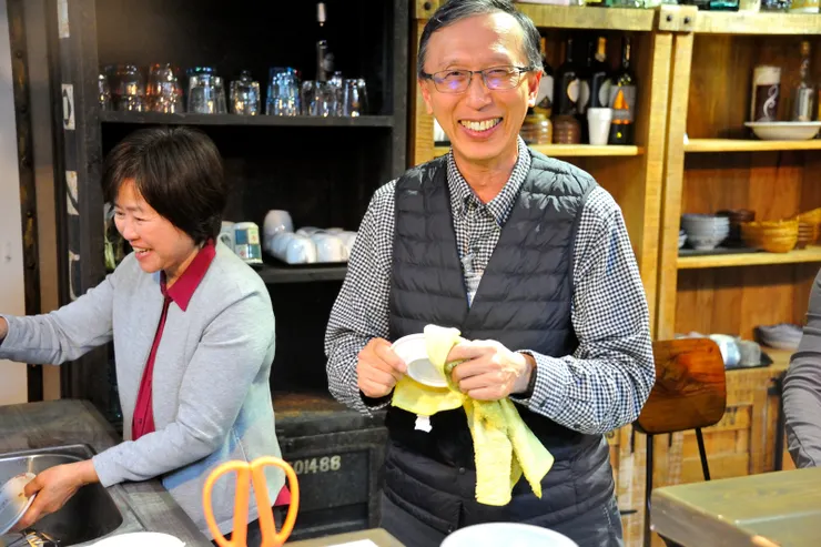 【馬鞍山Ｋ歌廠長親侍爾後成絕響！唱完離開前，廠長伉儷笑容可掬地收拾、清洗同學們用過的杯、盤。】