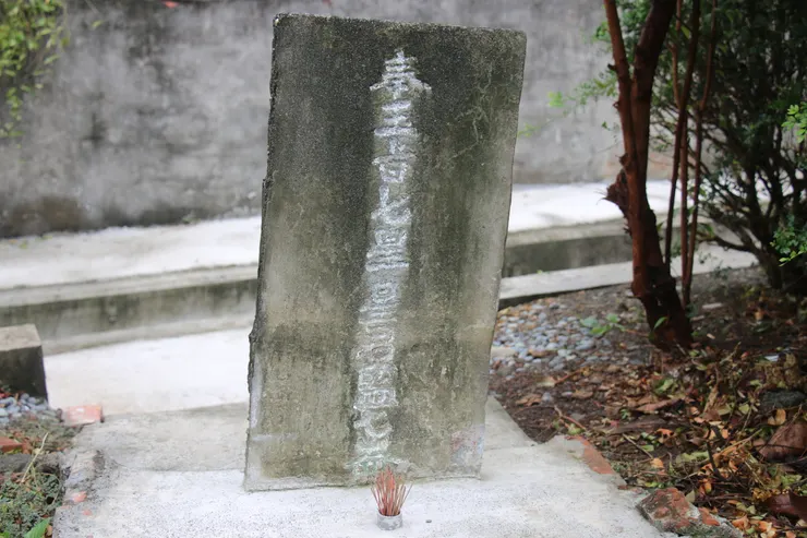 開陽星神主，地上還標有2022.8.23，會不會是被重新立過？