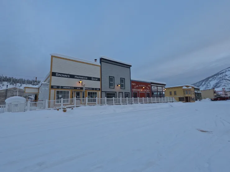 五顏六色的房子繽紛了冬季的道森市