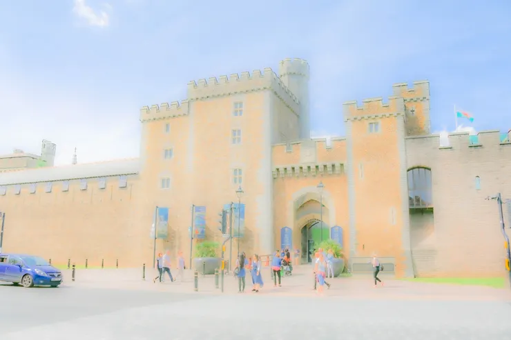 卡地夫城堡外的城牆一景