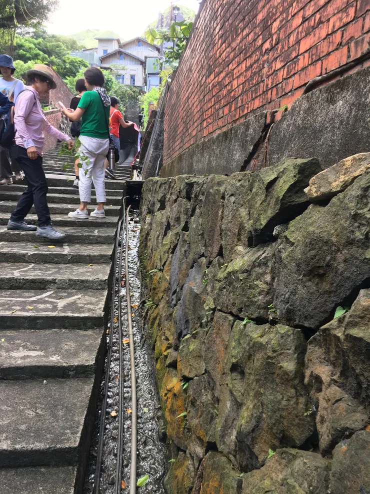 祈堂聚落與日式宿舍群內的樓梯，覺得階梯旁有護緣與排水溝設計很先進。