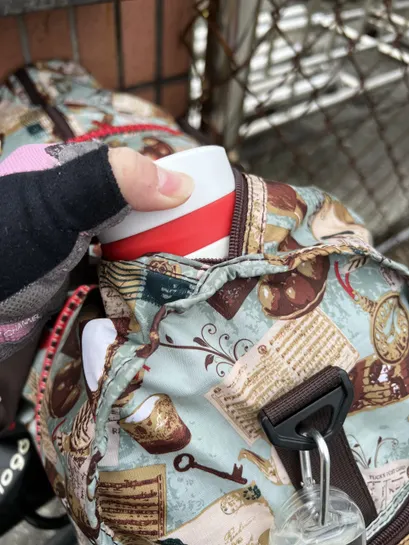 保溫瓶放在行李相對好拿的位子，在停留便利商店的時候裝熱水