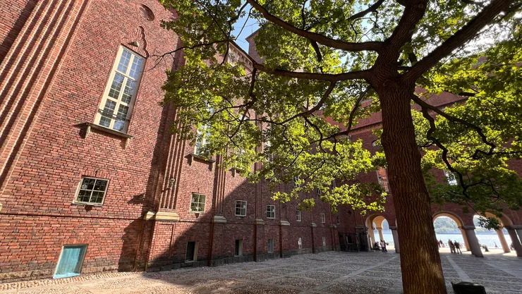 市政廳位於國王島，臨梅拉倫湖。